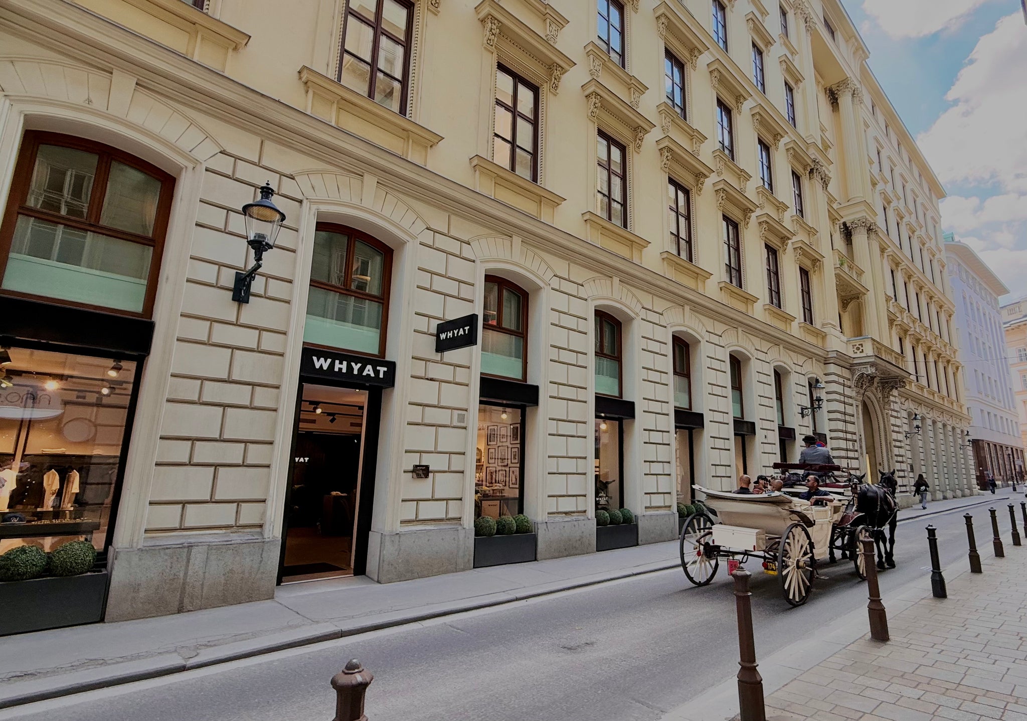 WHYAT Store Außenansicht mit Fiaker.