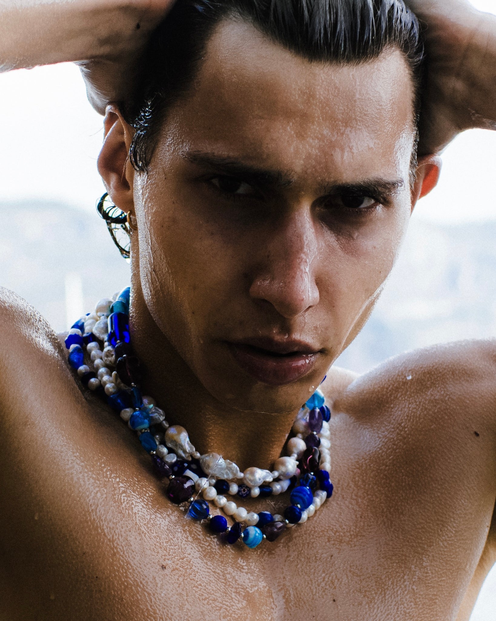 Sportlicher Mann trägt mehrere WHYAT Ketten.