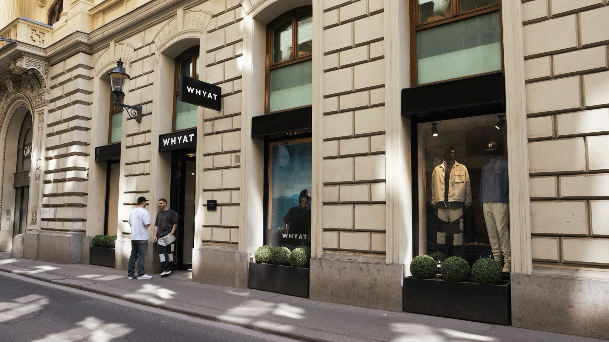 WHYAT Store Außenansicht mit den Gründern.