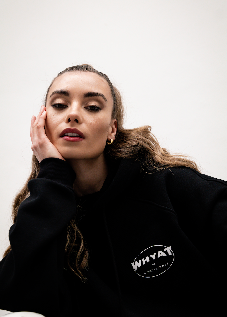 WHYAT HOODIE CIRCLE LOGO -BLACK